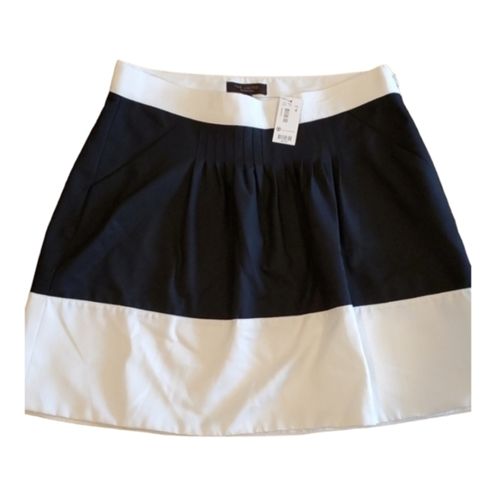 Limited black and white skirt size 4 NWT‎